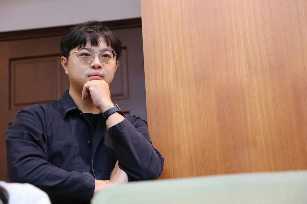 筆名洛書，東海大學社會學系碩士，著有《無住之島：給臺灣青年世代居住正義的出路》。 學生時期曾參與巢運的夜宿活動，進入OURs擔任政策研究員後，推動了《住宅法》、《平均地權條例》、《租賃住宅市場發展及管理條例》等諸多修法倡議，為住宅運動政策倡議路線的實際參與者。