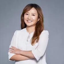 妤芬律師，專長於智慧財產權及詐騙防制領域，長期關注AI技術對法律與社會安全的影響。她積極推動AI詐騙防治，並透過專業講座與社群平台，普及防詐知識，協助大眾識別AI詐騙手法。作為社會公益活動的參與者，致力於提高民眾對AI生成內容風險的認識與應對能力。