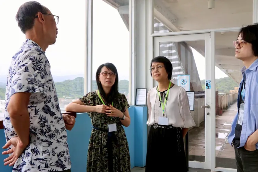 講師與主辦單位交流